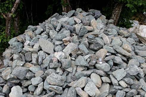 Kamenclub.ru: Гранит скальник (серо-зеленый) фр. 100-500 мм.  купить в Волжском гранит зеленый, серый, салатовый крупный ландшафтный валун 6 000 руб/т   фото КАМЕНЬ КЛУБ