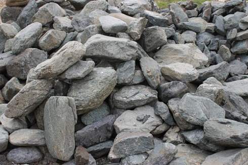 Kamenclub.ru: Гранит скальник (серо-зеленый) фр. 100-500 мм.  купить в Волжском гранит зеленый, серый, салатовый крупный ландшафтный валун 6 000 руб/т   фото КАМЕНЬ КЛУБ