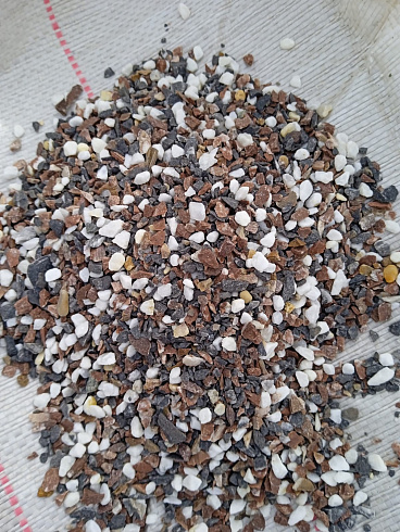 Kamenclub.ru: Мраморная крошка (щебень галтованный микс:белый-черный-розовый-медовый) фр.5-10 мм.  купить в Волжском мрамор белый, медовый, черный, розовый мраморный галтованный щебень декоративный ландшафтный 15500 руб/т   фото КАМЕНЬ КЛУБ