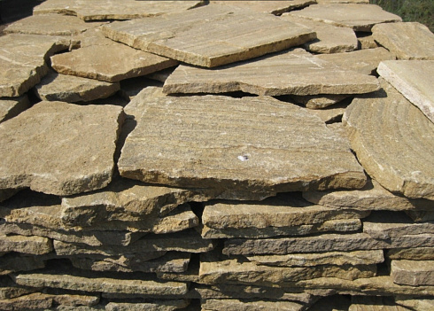 Kamenclub.ru: Песчаник пластушка желтый с рисунком (3 см)  купить в Волжском песчаник желтый с рисунком, рыжий, желтый песчаник пластушка ландшафтная рваная 8 500 руб/м3   фото КАМЕНЬ КЛУБ