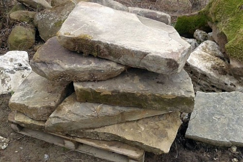 Kamenclub.ru: Песчаник плиты - плахи - пошаговые дорожки (фр. 70-150 мм)  купить в Волжском песчаник серый бежевый желтый зеленый колотый песчаник строительный 6500 руб/т   фото КАМЕНЬ КЛУБ