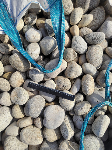 Kamenclub.ru: Галька речная окат (серо-белая) фр. 70-120 мм купить  в Волжском галька галечник бело-серая, серо-белая, серая, белая речная природная галька  8000 руб/т   фото КАМЕНЬ КЛУБ