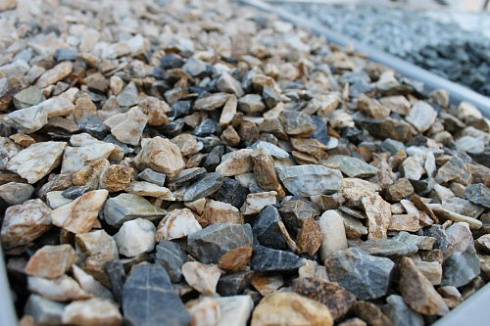 Kamenclub.ru: Мраморная крошка (щебень крошка медовый), фр. 10-20 мм.  купить в Волжском песчаник бежевый, серый каменная ландшафтная крошка  12000 руб/т   фото КАМЕНЬ КЛУБ