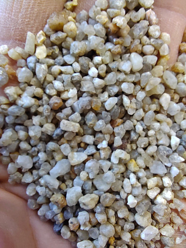 Кварцевый песок для площадок фр. 2-5 мм.  купить в Волжском фото Камень Клуб