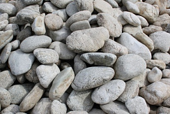 Kamenclub.ru: Бело-серый валунчик фр.100-300 мм.  купить в Волжском крупный камень для ландшафта серый, белый бело-серый валун крупная галька 4500 руб/т   фото КАМЕНЬ КЛУБ