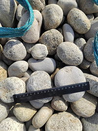 Kamenclub.ru: Галька речная окат (серо-белая) фр. 70-120 мм купить  в Волжском галька галечник бело-серая, серо-белая, серая, белая речная природная галька  8000 руб/т   фото КАМЕНЬ КЛУБ