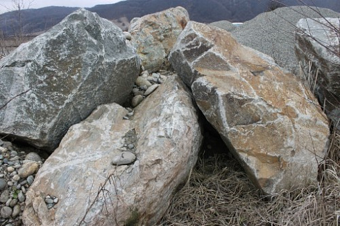 Kamenclub.ru: Гранит скальник (серо-зеленый) фр. 500-1500 мм.  купить в Волжском гранит мрамор  серый зеленый темно-серый глыба скальная колотая ландшафтная 7 500 руб/т   фото КАМЕНЬ КЛУБ