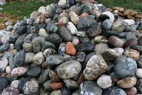 Kamenclub.ru: Ландшафтные валунчики фр.100-500 мм.  купить в Волжском крупный природный камень серый, темно-серый, светло-серый речной валун крупный 4800 руб/т   фото КАМЕНЬ КЛУБ