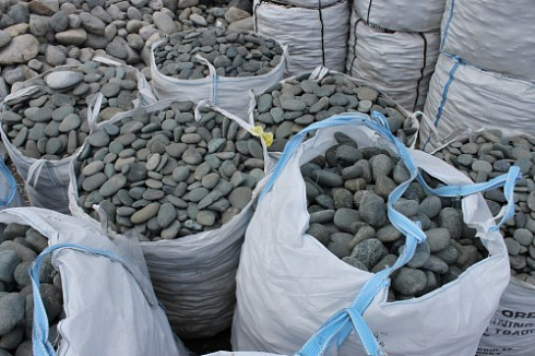 Kamenclub.ru: Темно-серый валунчик фр.100-300 мм.  купить в Волжском крупный природный камень серый, темно-серый, светло-серый речная галька большого размера окатанная 4500 руб/т   фото КАМЕНЬ КЛУБ