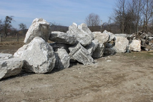 Kamenclub.ru: Мраморизированный известняк фр.500-1500 мм.  купить в Волжском    10000 руб/т   фото КАМЕНЬ КЛУБ