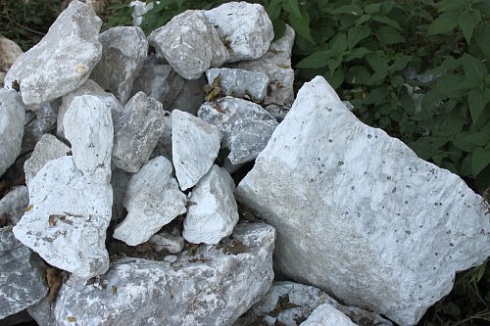 Kamenclub.ru: Мраморизированный известняк фр. 100-500 мм.  купить в Волжском известняк серый белый темно-серый сероватый валун природного образования окатанный 10500 руб/т   фото КАМЕНЬ КЛУБ