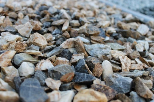 Kamenclub.ru: Мраморная крошка (щебень крошка медовый), фр. 10-20 мм.  купить в Волжском песчаник бежевый, серый каменная ландшафтная крошка  12000 руб/т   фото КАМЕНЬ КЛУБ