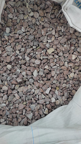 Kamenclub.ru: Мраморная крошка (щебень галтованный розовый) фр.20-40 мм.  купить в Волжском мрамор розовый, красный оголтованный округлый щебень  15000 руб/т   фото КАМЕНЬ КЛУБ