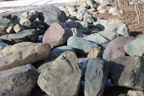 Kamenclub.ru: Гранит скальник (серо-зеленый) фр. 500-1500 мм.  купить в Волжском гранит мрамор  серый зеленый темно-серый глыба скальная колотая ландшафтная 7 500 руб/т   фото КАМЕНЬ КЛУБ