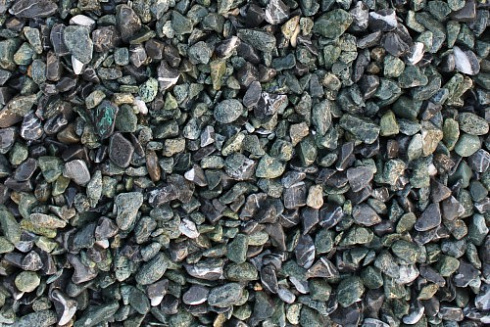 Kamenclub.ru: Мраморная крошка (щебень галтованный микс:зеленый-черный) фр.10-20 мм.  купить в Волжском мрамор зеленый, черный декоративные ландшафтные окатанные округлые камни щебня 14500 руб/т   фото КАМЕНЬ КЛУБ