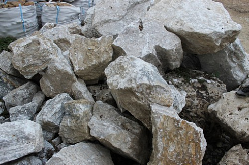 Kamenclub.ru: Мраморизированный известняк фр. 100-500 мм.  купить в Волжском известняк серый белый темно-серый сероватый валун природного образования окатанный 10500 руб/т   фото КАМЕНЬ КЛУБ