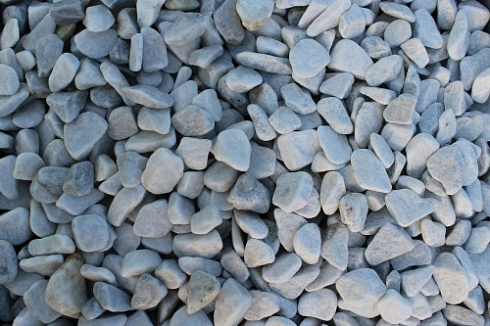 Kamenclub.ru: Мраморная крошка (щебень галтованный белый), фр.20-40 мм.  купить в Волжском мрамор белый бежевый молочный мраморный щебень декоративный 17000 руб/т   фото КАМЕНЬ КЛУБ