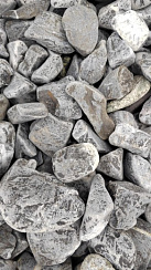 Kamenclub.ru: Щебень галтованный черный (мрамор) фр.40-70 мм.  купить в Волжском мрамор черный с белыми прожилками, черный, белый щебень галтованный округлый 13500 руб/т   фото КАМЕНЬ КЛУБ