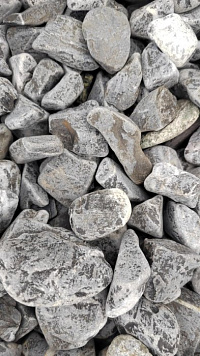 Kamenclub.ru: Щебень галтованный черный (мрамор) фр.40-70 мм.  купить в Волжском мрамор черный с белыми прожилками, черный, белый щебень галтованный округлый 13500 руб/т   фото КАМЕНЬ КЛУБ