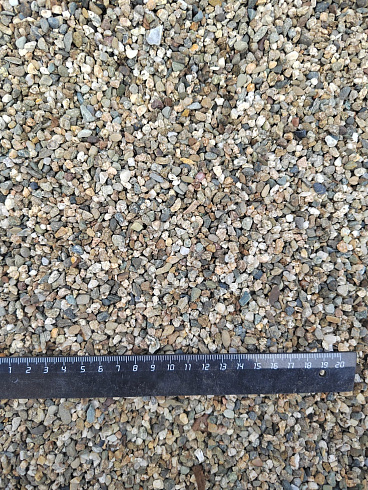 Kamenclub.ru: Галька речная окат (серая) фр.3-5 мм купить  в Волжском галька речная серая бежевый темно-серый окатанный речной камень округлый 9500 руб/т   фото КАМЕНЬ КЛУБ