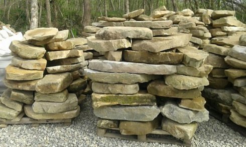 Kamenclub.ru: Песчаник плиты - плахи - пошаговые дорожки (фр. 70-150 мм)  купить в Волжском песчаник серый бежевый желтый зеленый колотый песчаник строительный 6500 руб/т   фото КАМЕНЬ КЛУБ