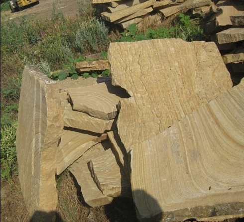 Kamenclub.ru: Форматный камень (плаха) пошаговая дорожка от 70-150 см (4 -12 см)  купить в Волжском плитняк  форматный плаха желтый песчаник 9 000 руб/т   фото КАМЕНЬ КЛУБ