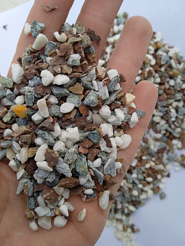 Kamenclub.ru: Мраморная крошка (щебень крошка микс : белый-черный-розовый) фр. 3-5 мм.  купить в Волжском мрамор белый, черный, розовый, разноцветный мраморная каменная крошка декорвтивная 12000 руб/т   фото КАМЕНЬ КЛУБ