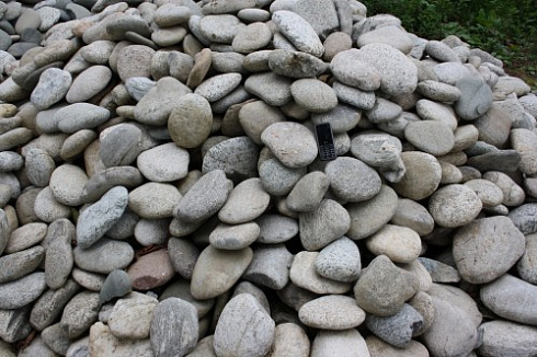 Kamenclub.ru: Галька речная плоская (бело-серая) фр. 100-200-300 мм. купить  в Волжском галька речная плоская серый, белый, бело-серый, серо-белый речная галька плоская  9000 руб/т   фото КАМЕНЬ КЛУБ