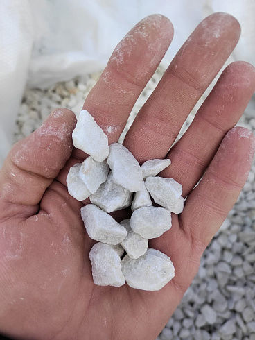 Kamenclub.ru: Мраморная крошка, щебень, цвет-белый, фр. 10-20 мм.  купить в Волжском мрамор белый, молочный айвори каменная ландшафтная декоративная крошка шебня 12000 руб/т   фото КАМЕНЬ КЛУБ