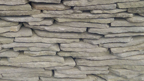 Kamenclub.ru: Песчаник пластушка светло-серый (2,0 см)  купить в Волжском плитняк- ластушка светло-серый, серый рваный ландшафтный плитняк колотый 13800 руб/м3   фото КАМЕНЬ КЛУБ