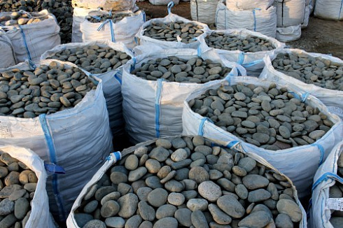 Kamenclub.ru: Галька речная плоская (темно-серая) фр. 100-200-300 мм. купить  в Волжском галька речная плоская темно-серый, серый, синий речной галечник плоский 9000 руб/т   фото КАМЕНЬ КЛУБ