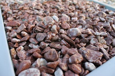 Kamenclub.ru: Мраморная крошка (щебень галтованный розовый) фр.10-20 мм.  купить в Волжском мрамор розовый, красный ландшафтный декоративный окатанный округлый щебень 15000 руб/т   фото КАМЕНЬ КЛУБ