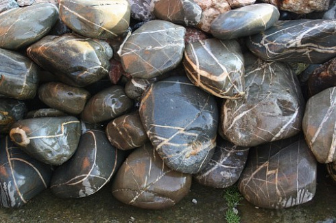 Kamenclub.ru: Валунчик Паутинник фр.100-300 мм  купить в Волжском крупный природный камень галечник темно-серый с прожилками белый черный речной валунчик 5000 руб/т   фото КАМЕНЬ КЛУБ