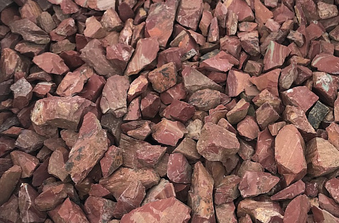 Kamenclub.ru: Щебень крошка красный (ЯШМА) фр. 5-10 мм.  купить в Волжском крошка каменная яшмы красный, бордовый, темно-красный декоративная крошка ландшафтная каменная яшмоидная 8500 руб/т   фото КАМЕНЬ КЛУБ