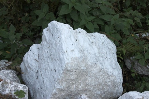 Kamenclub.ru: Мраморизированный известняк фр. 100-500 мм.  купить в Волжском известняк серый белый темно-серый сероватый валун природного образования окатанный 10500 руб/т   фото КАМЕНЬ КЛУБ