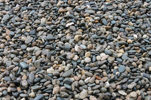 Kamenclub.ru: Галька речная окат (серая) фр.40-60 мм купить  в Волжском галька речная серый бежевый рыжий коричневый округлый речной камень 5000 руб/т   фото КАМЕНЬ КЛУБ