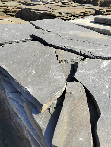 Kamenclub.ru: Песчаник пластушка светло-серый (2,0 см)  купить в Волжском плитняк- ластушка светло-серый, серый рваный ландшафтный плитняк колотый 13800 руб/м3   фото КАМЕНЬ КЛУБ