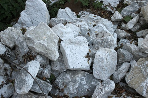 Kamenclub.ru: Мраморизированный известняк фр. 100-500 мм.  купить в Волжском известняк серый белый темно-серый сероватый валун природного образования окатанный 10500 руб/т   фото КАМЕНЬ КЛУБ