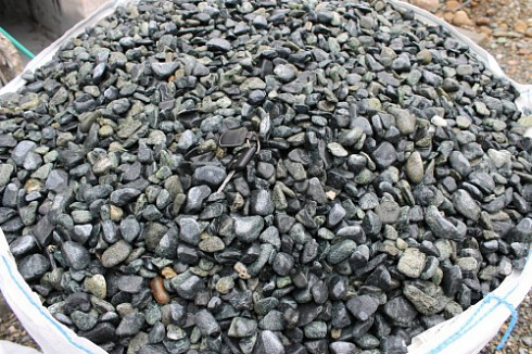 Kamenclub.ru: Щебень галтованный зеленый (змеевик) фр. 20-40 мм.  купить в Волжском мрамор зеленый, салатовый оголтованный щебень мраморный 12500 руб/т   фото КАМЕНЬ КЛУБ