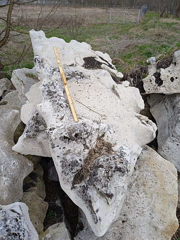 Kamenclub.ru: Выветренный известняк (степной) фр. 500-1500 мм.  купить в Волжском    10000 руб/т   фото КАМЕНЬ КЛУБ