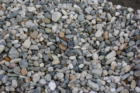 Kamenclub.ru: Галька речная окат (ассорти) фр. 50-100 мм. купить  в Волжском галька природная округлая серая белая черная серая коричневая синяя галька речная окатанная округлая 6200 руб/т   фото КАМЕНЬ КЛУБ