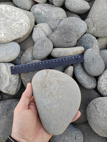 Kamenclub.ru: Галька речная плоская (ассорти) фр. 70-150 мм. купить  в Волжском галька галечник серый белый темно-серый синий светло-серый плоская природная галька  9000 руб/т   фото КАМЕНЬ КЛУБ