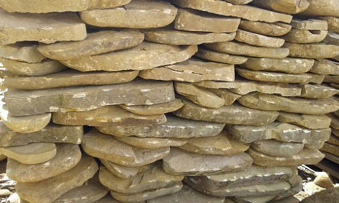 Kamenclub.ru: Песчаник колотый для облицовки (фр. 2-3 см)  купить в Волжском песчаник бежевый серый рыжий песчаник строительный 5000 руб/т   фото КАМЕНЬ КЛУБ