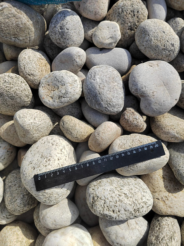 Kamenclub.ru: Галька речная окат (серо-белая) фр. 70-120 мм купить  в Волжском галька галечник бело-серая, серо-белая, серая, белая речная природная галька  8000 руб/т   фото КАМЕНЬ КЛУБ