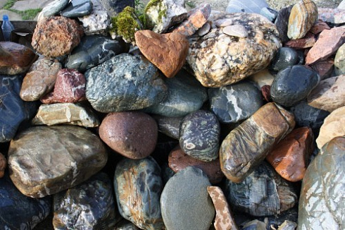 Kamenclub.ru: Ландшафтные валунчики фр.100-500 мм.  купить в Волжском крупный природный камень серый, темно-серый, светло-серый речной валун крупный 4800 руб/т   фото КАМЕНЬ КЛУБ