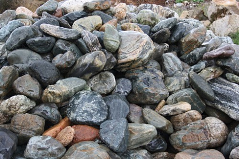 Kamenclub.ru: Ландшафтные валунчики фр.100-500 мм.  купить в Волжском крупный природный камень серый, темно-серый, светло-серый речной валун крупный 4800 руб/т   фото КАМЕНЬ КЛУБ