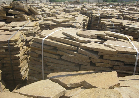 Kamenclub.ru: Песчаник пластушка желтый с рисунком (3 см)  купить в Волжском песчаник желтый с рисунком, рыжий, желтый песчаник пластушка ландшафтная рваная 8 500 руб/м3   фото КАМЕНЬ КЛУБ