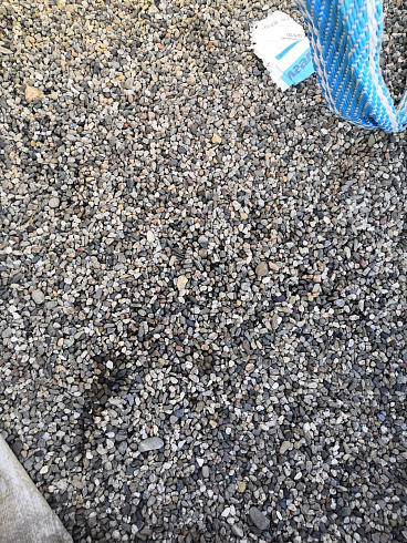 Kamenclub.ru: Галька речная окат (серая) фр.3-5 мм купить  в Волжском галька речная серая бежевый темно-серый окатанный речной камень округлый 9500 руб/т   фото КАМЕНЬ КЛУБ