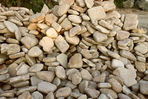 Kamenclub.ru: Песчаник для мощения дорожек, площадок, парковок ( фр 5-10 см)  купить в Волжском песчаник  серый желтый коричневый рыжий песчаник оголтованный окатанный 6500 руб/т   фото КАМЕНЬ КЛУБ