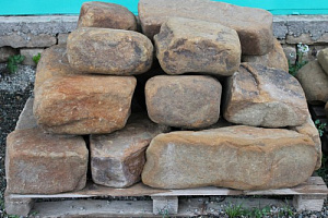 Kamenclub.ru: Песчаник для строительства и кладки (фр. 200-400 мм)  купить в Волжском песчаник бежевый серый рыжий желтый блоки для строительства из песчаника 6500 руб/т   фото КАМЕНЬ КЛУБ